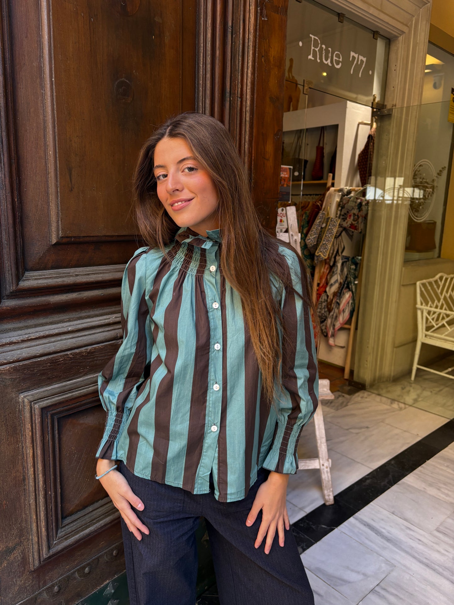 Camisa de rayas y cuello alto fruncido