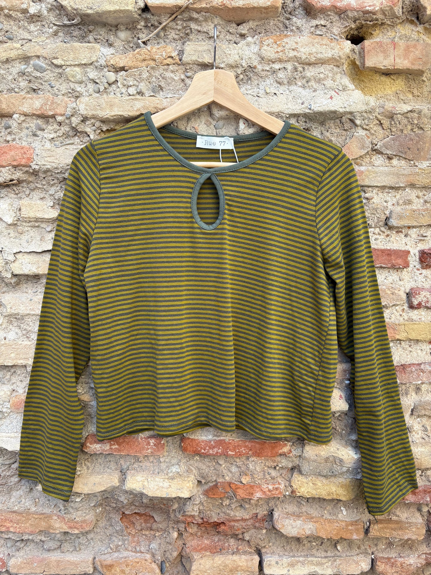 Camiseta de rayas con apertura