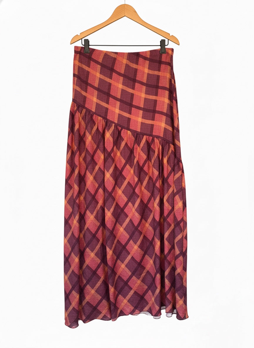 Falda de cuadros con corte diagonal
