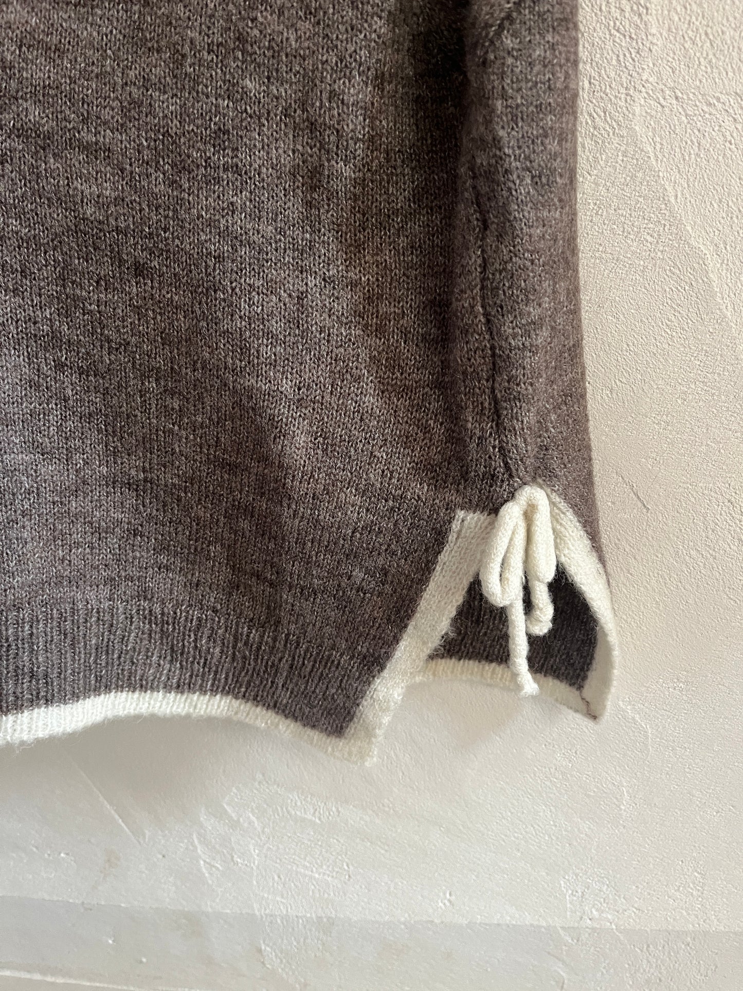 Chaleco de lana con ribete y lazo lateral