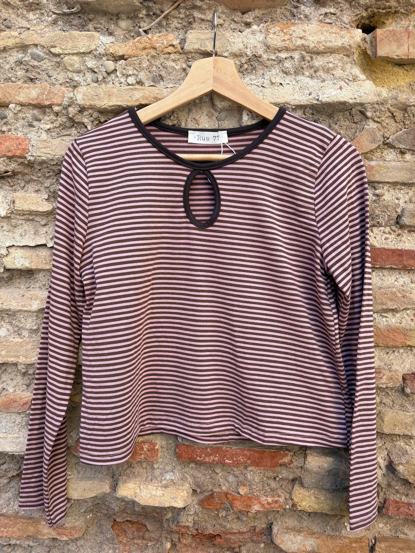 Camiseta de rayas con apertura