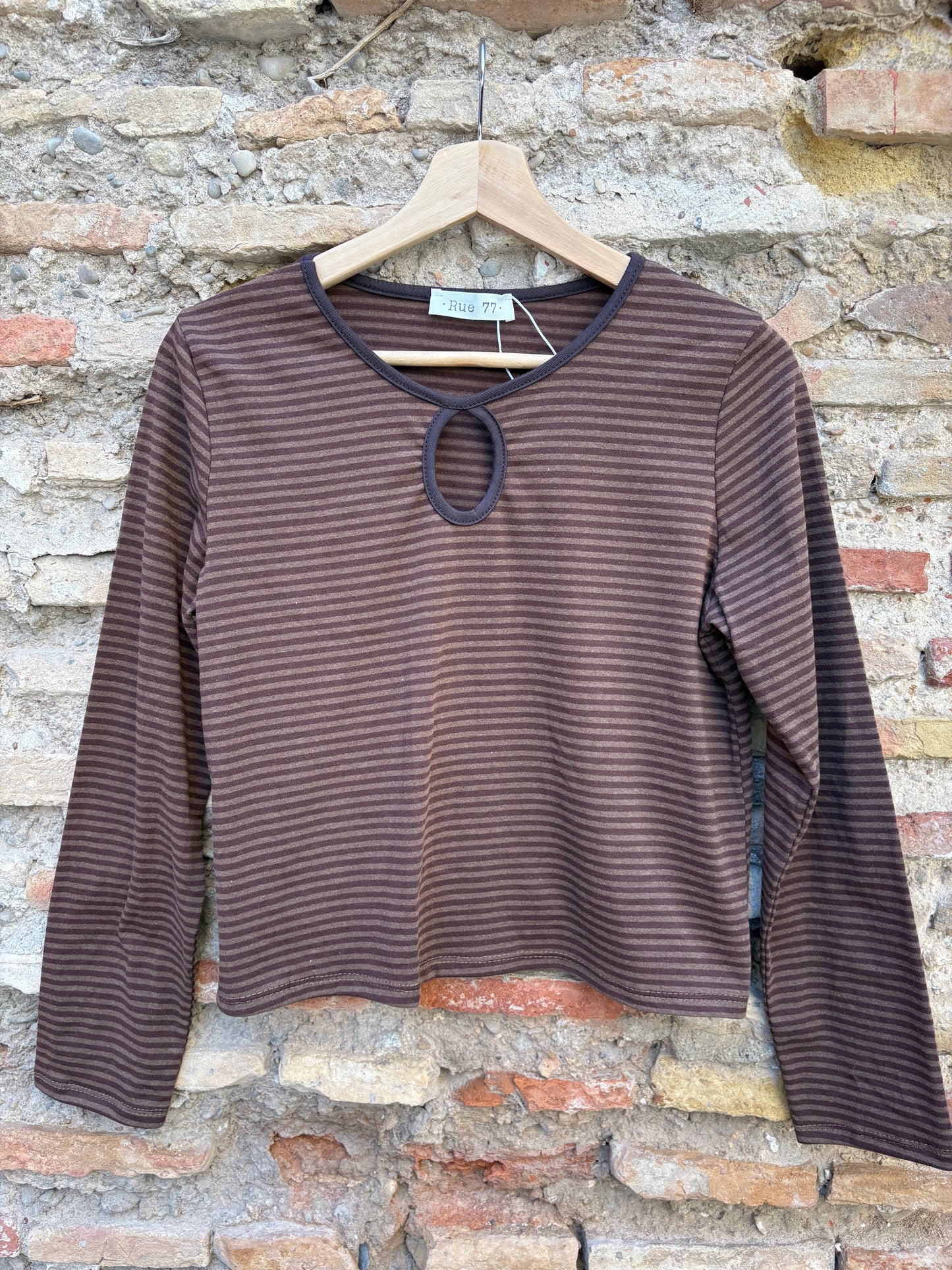 Camiseta de rayas con apertura