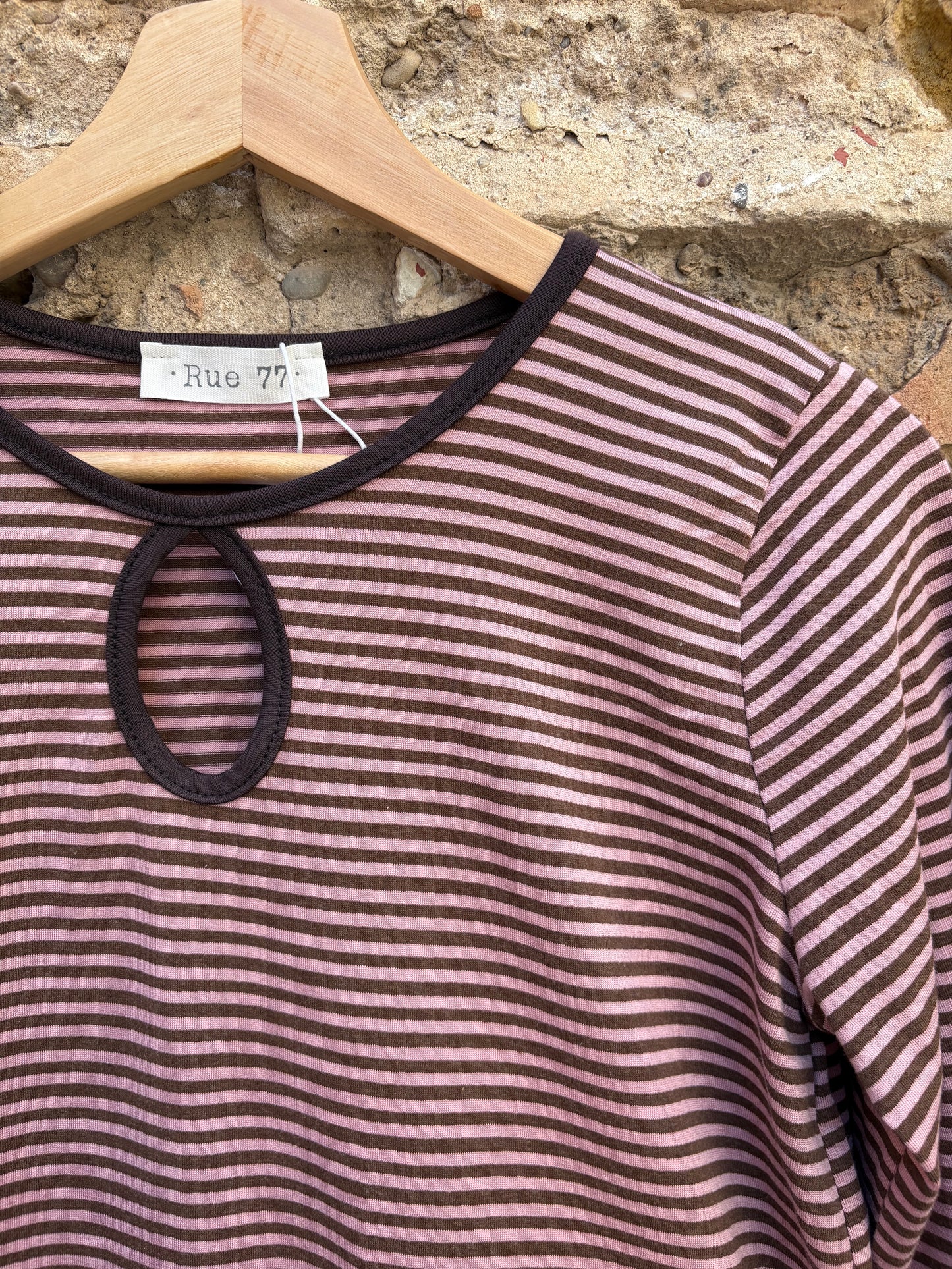 Camiseta de rayas con apertura