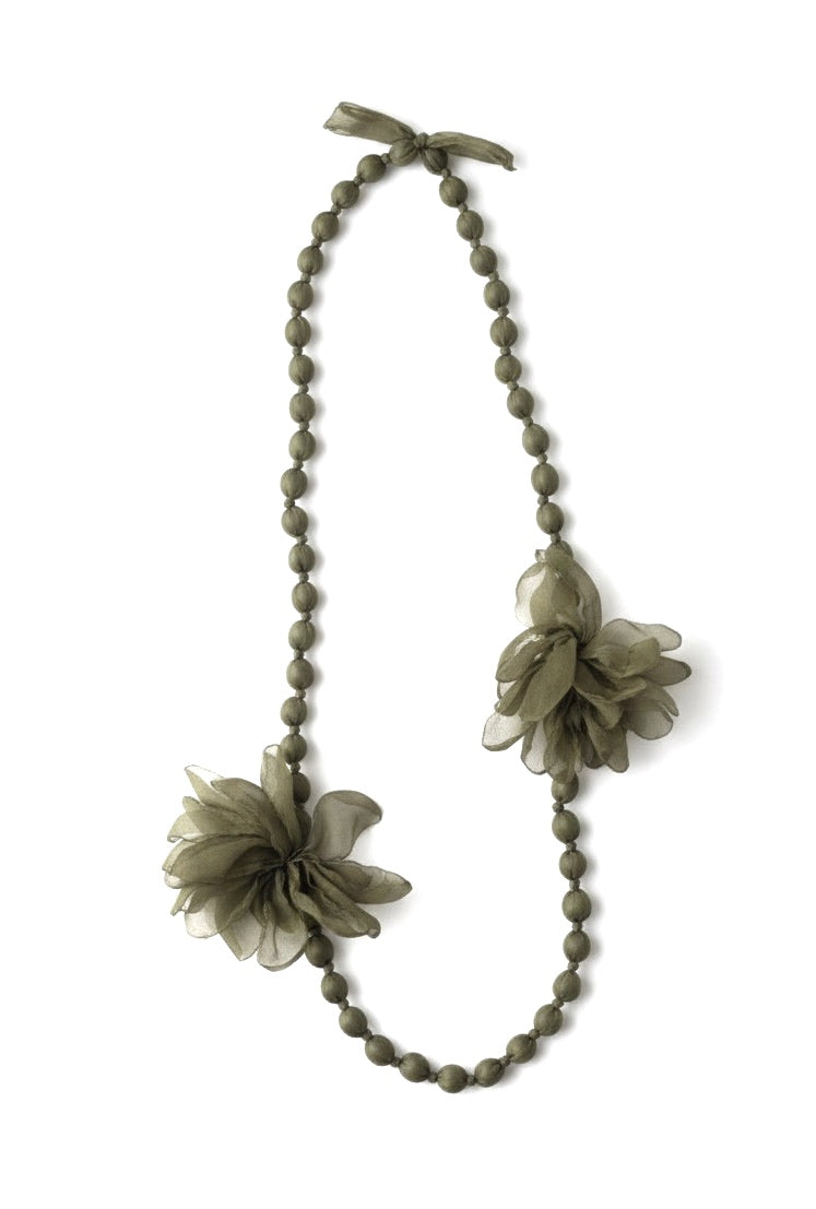 Collar de bolas de seda con flores