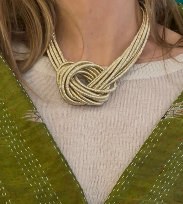 Collar hilo de oro nudo