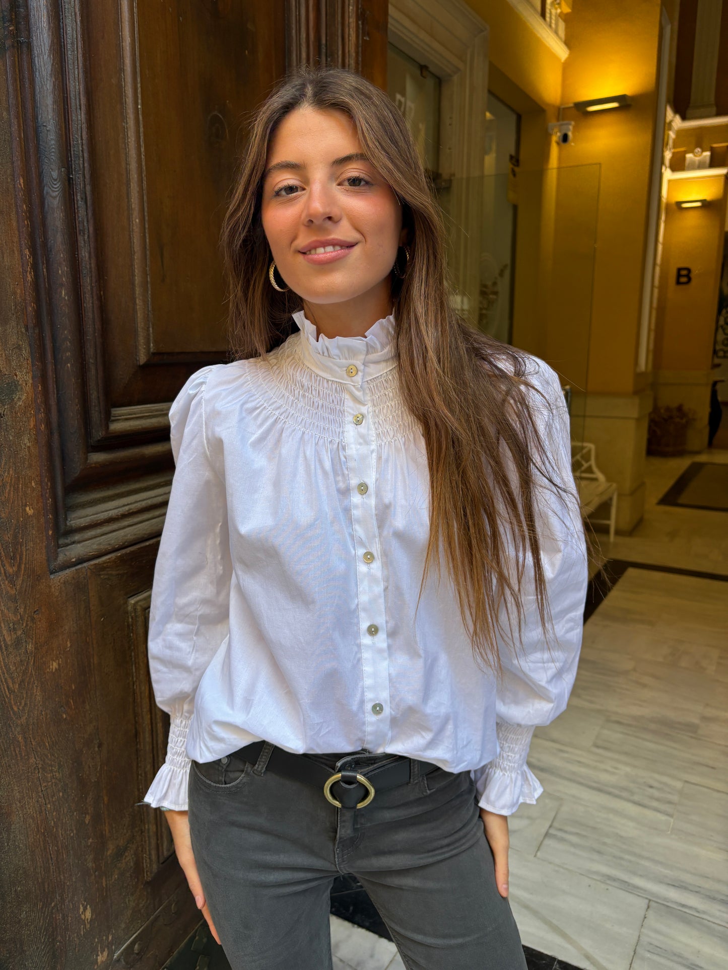 Camisa blanca cuello fruncido