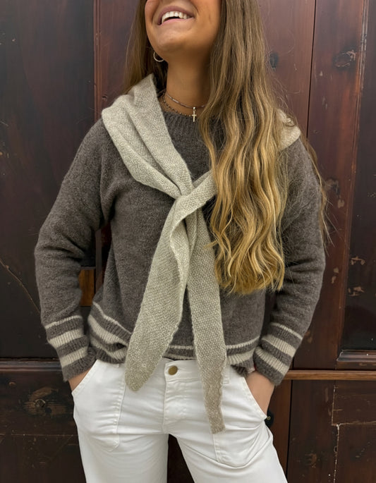 Suéter de lana con capita color topo/beige