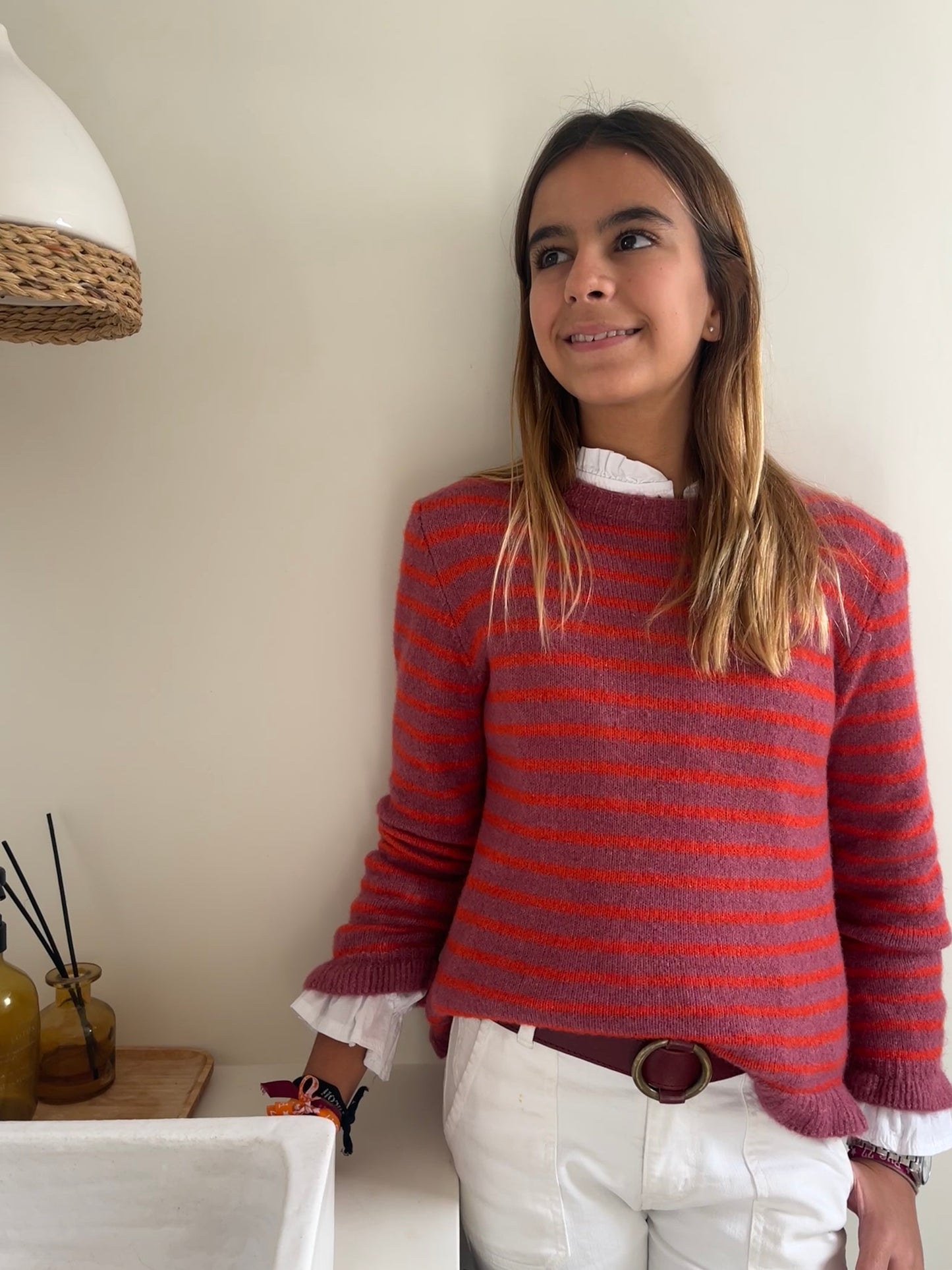 Suéter de rayas rosa y naranja