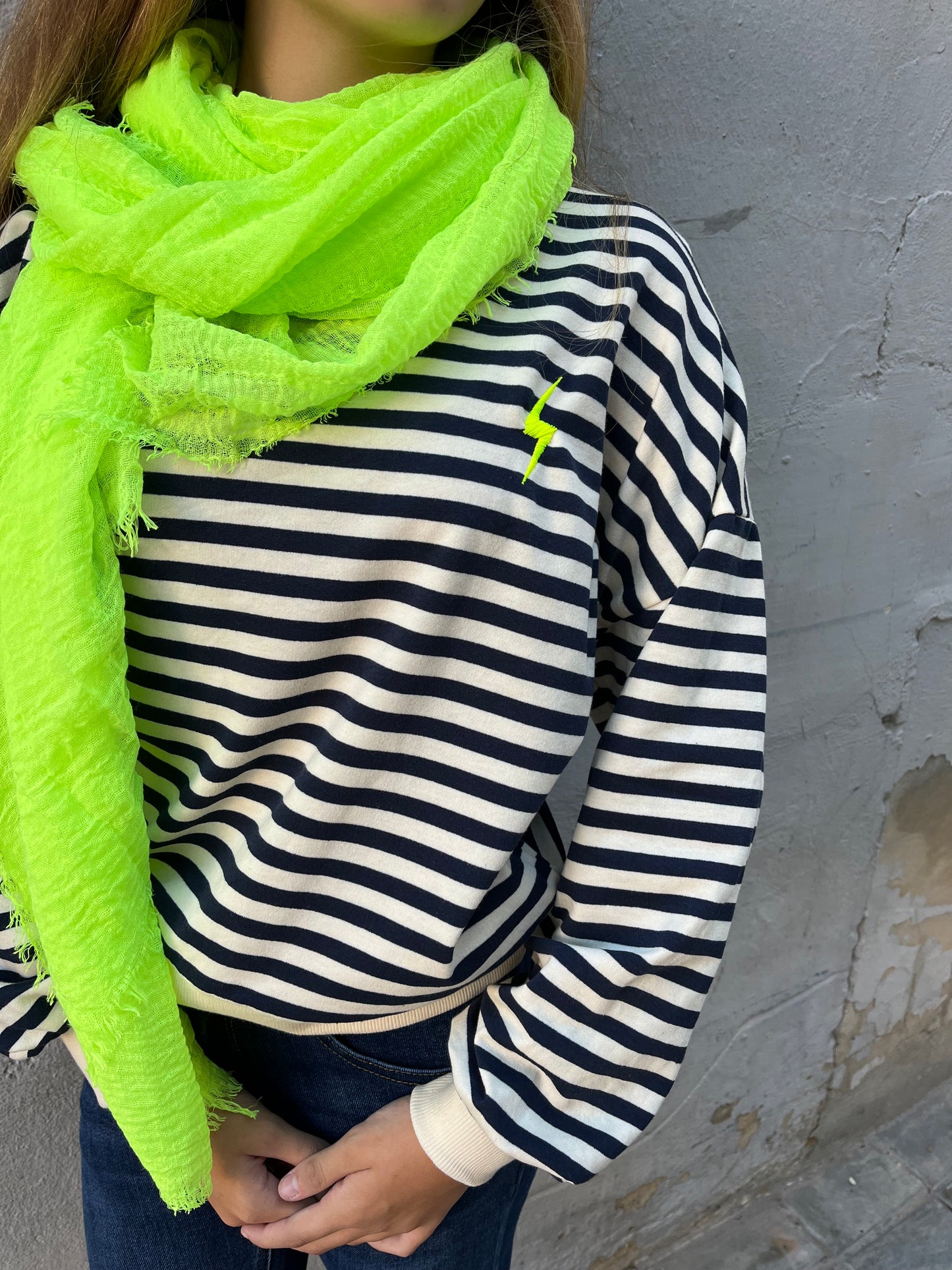 Sudadera rayas marino/blanco con rayo amarillo flúor bordado