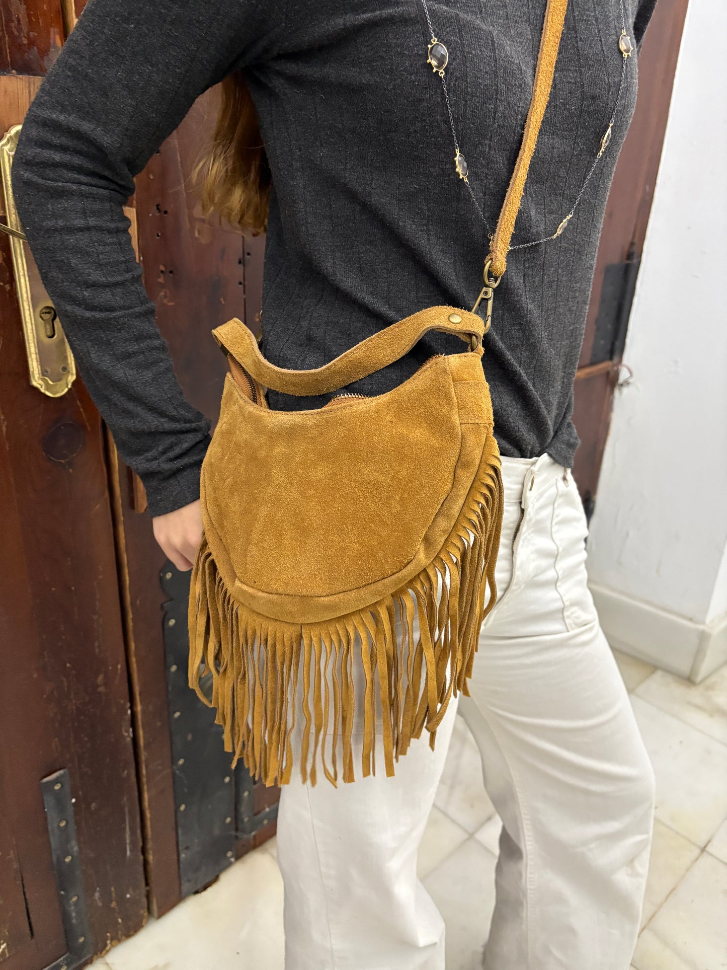 Bolso medialuna flecos