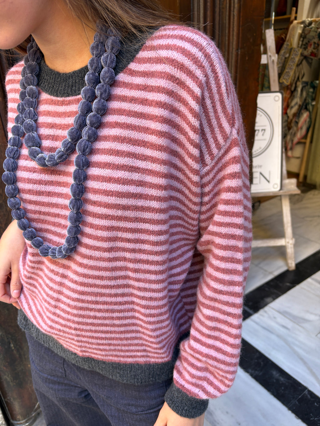 Collar tela bolitas terciopelo