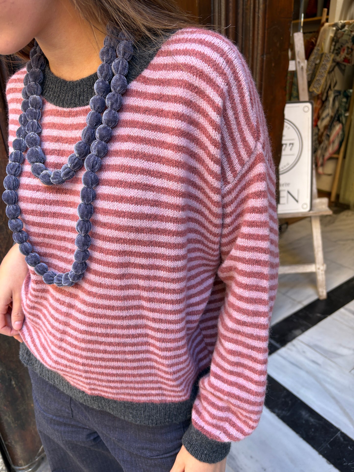 Collar tela bolitas terciopelo