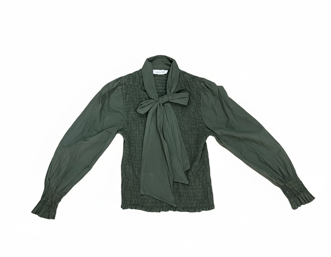 Camisa fruncida con lazada