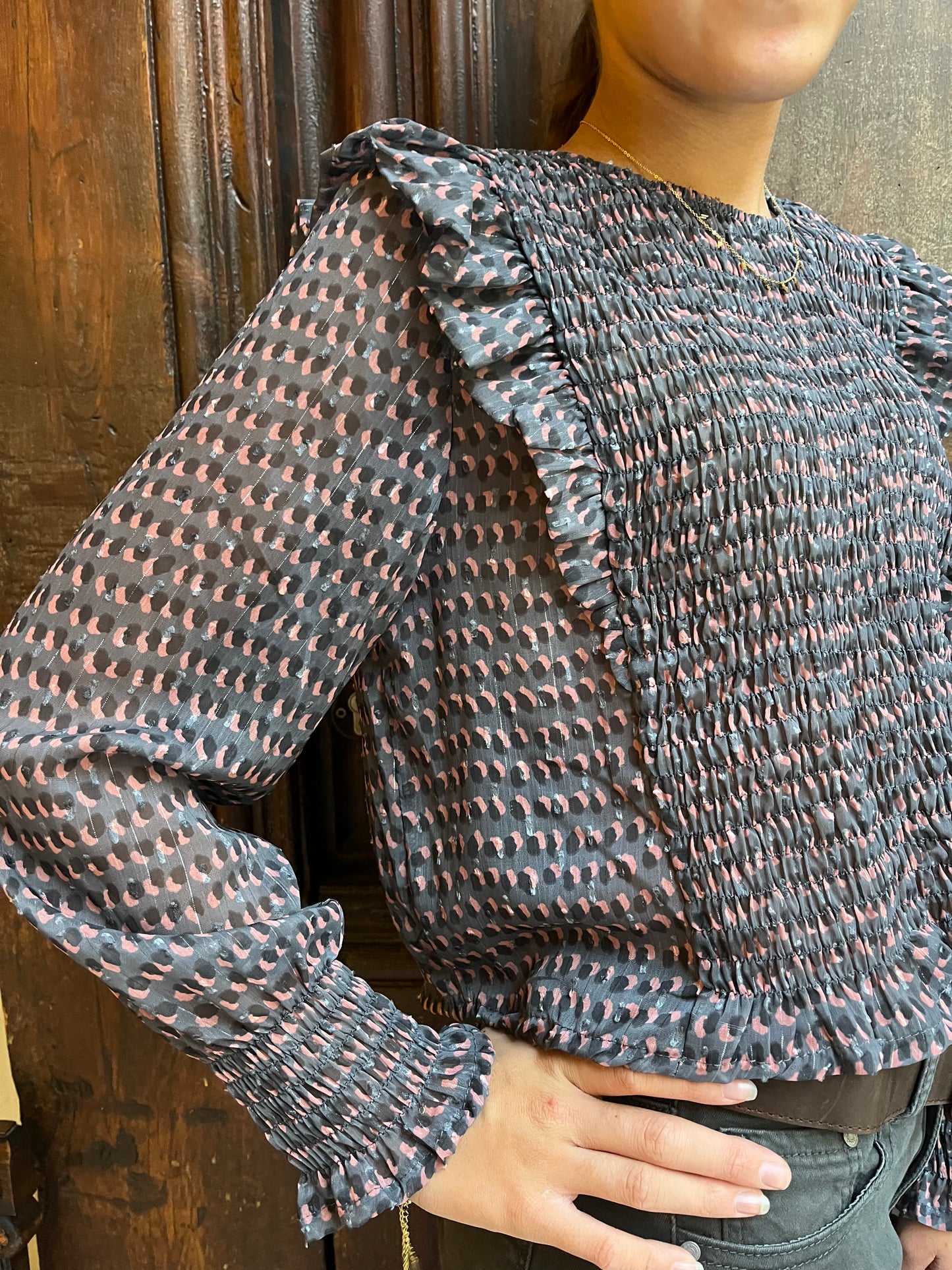 Camisa de gasa fruncida con volantes motas