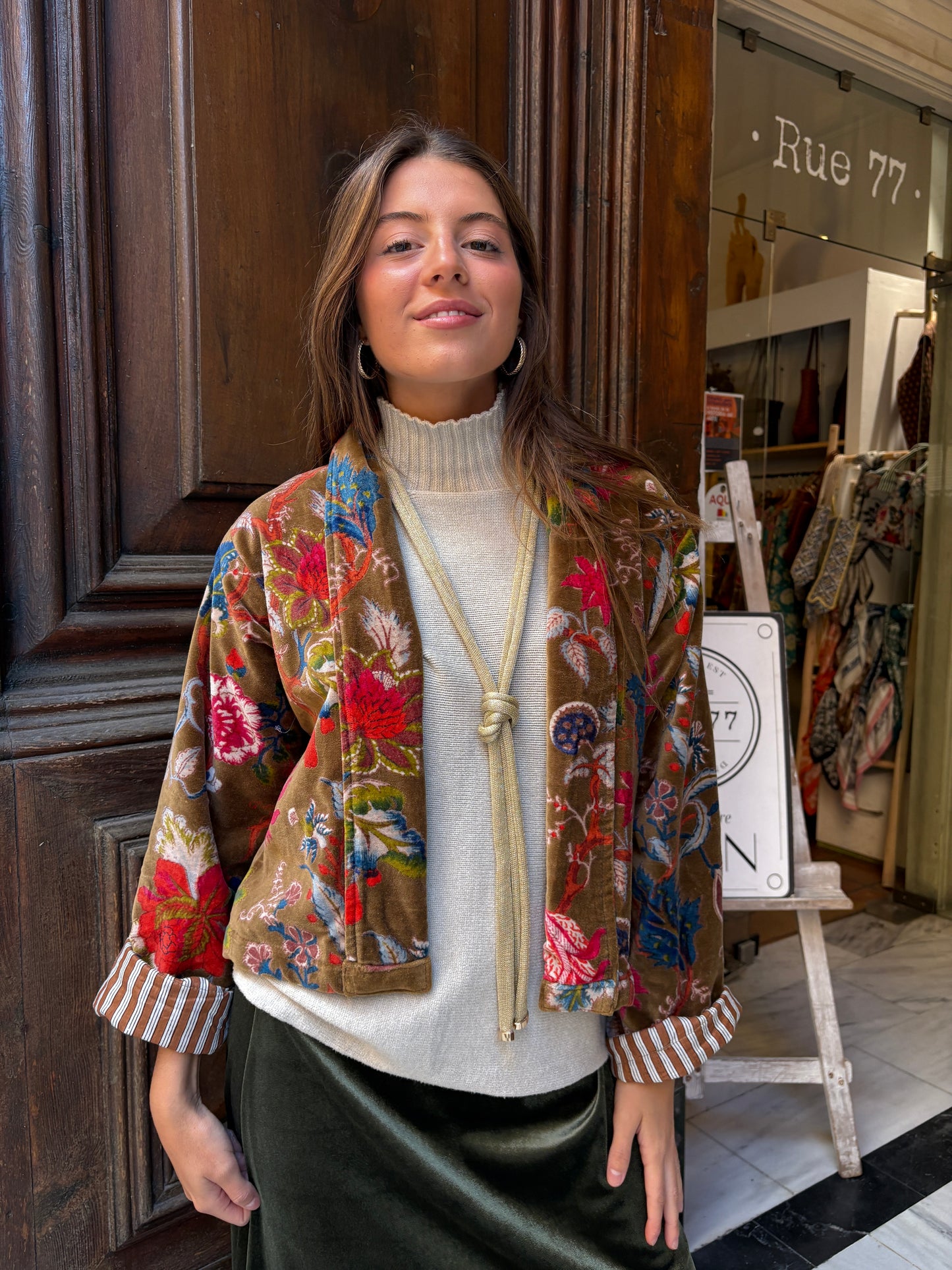 Chaqueta de terciopelo de flores con estampado de rayas en el interior