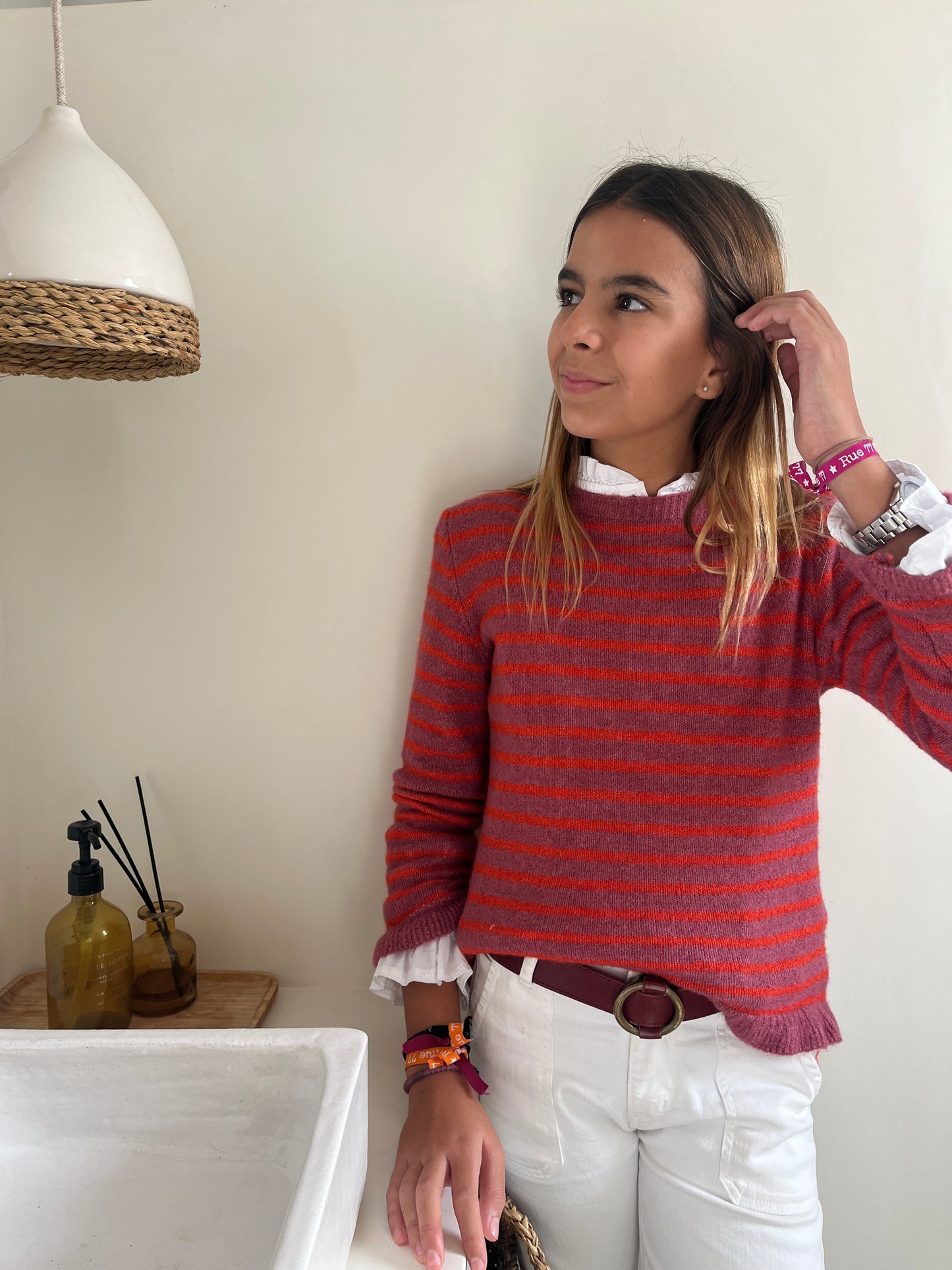 Suéter de rayas rosa y naranja