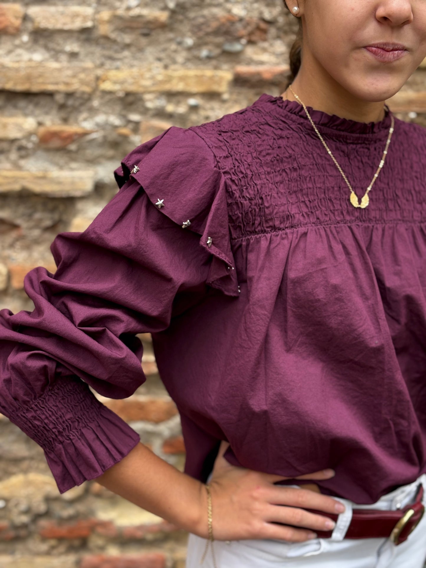 Camisa con volantes y tachuelas de estrellas