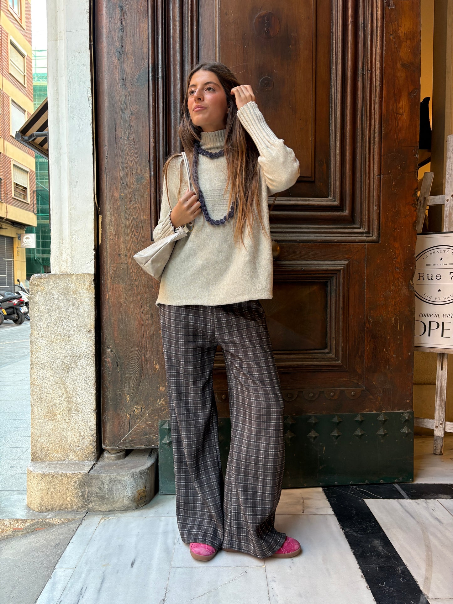 Pantalón ancho de cuadros con goma y mucha caída