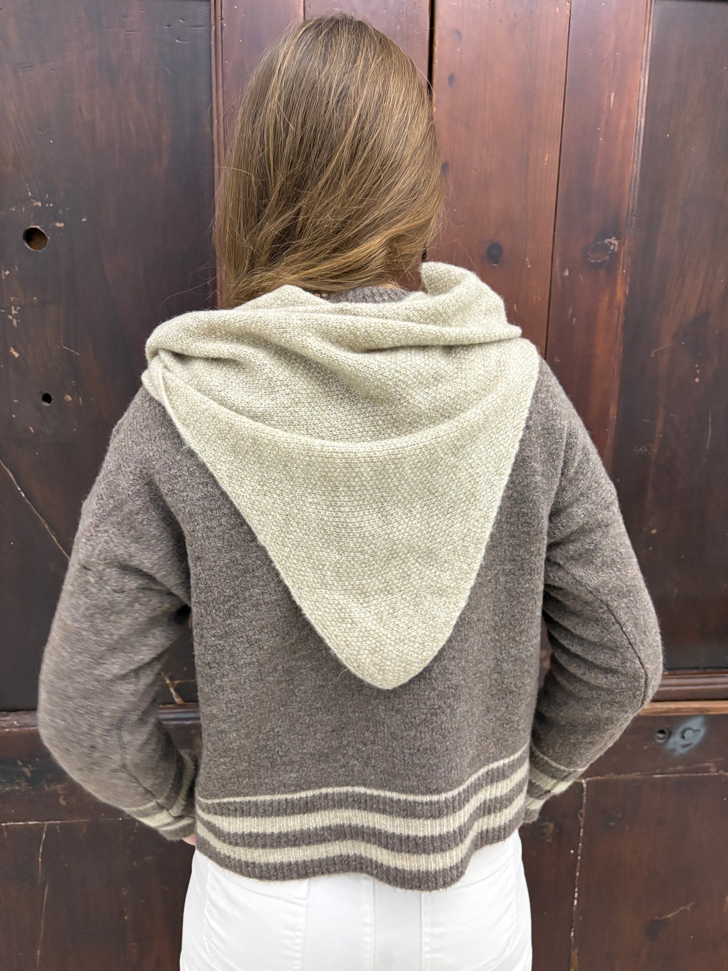 Suéter de lana con capita color topo/beige