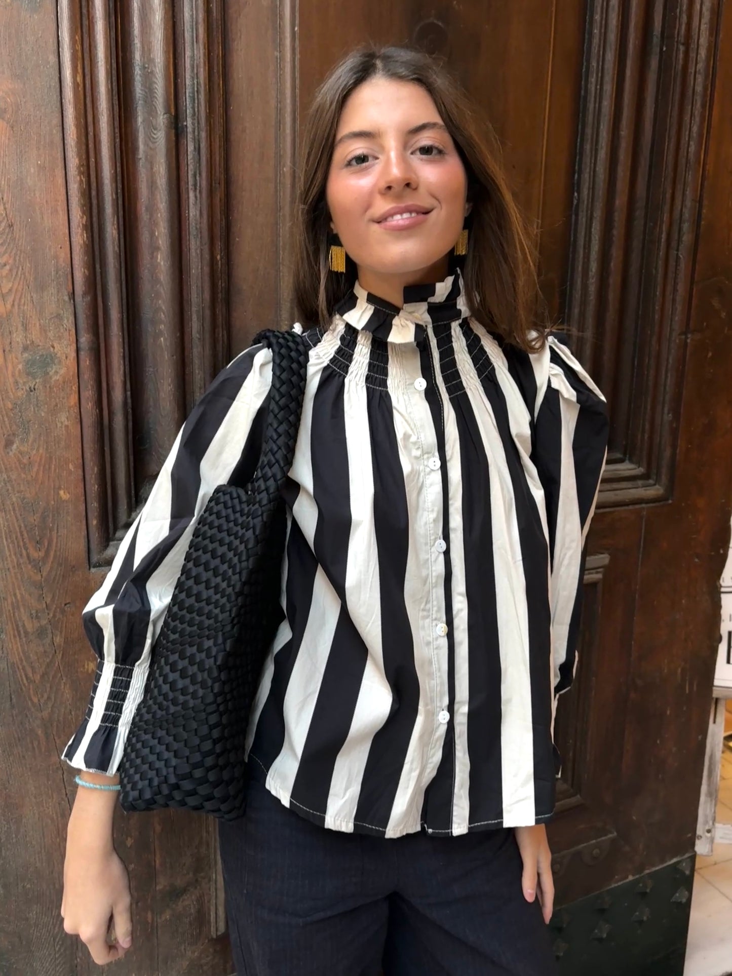 Camisa de rayas y cuello alto fruncido