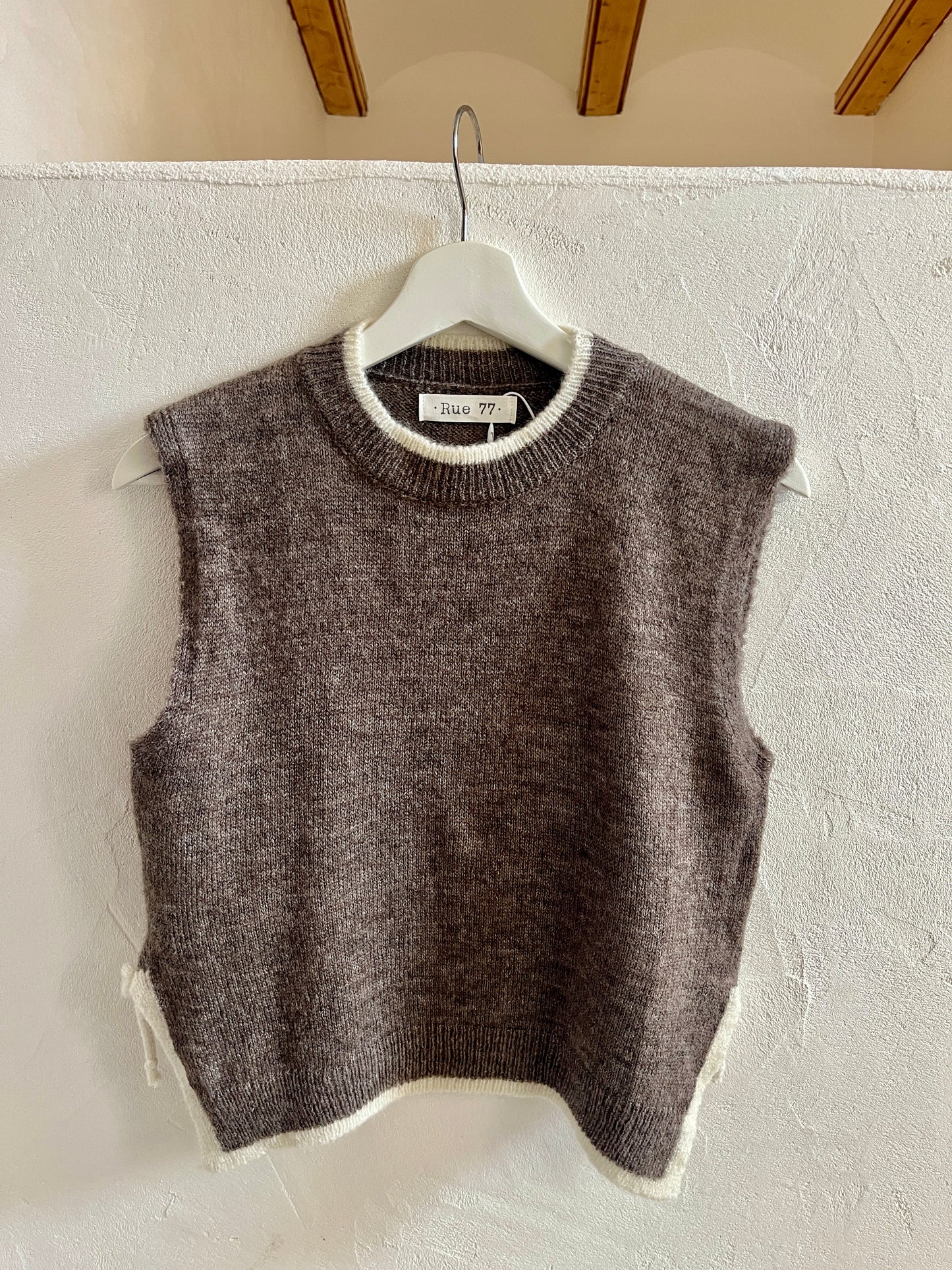 Chaleco de lana con ribete y lazo lateral