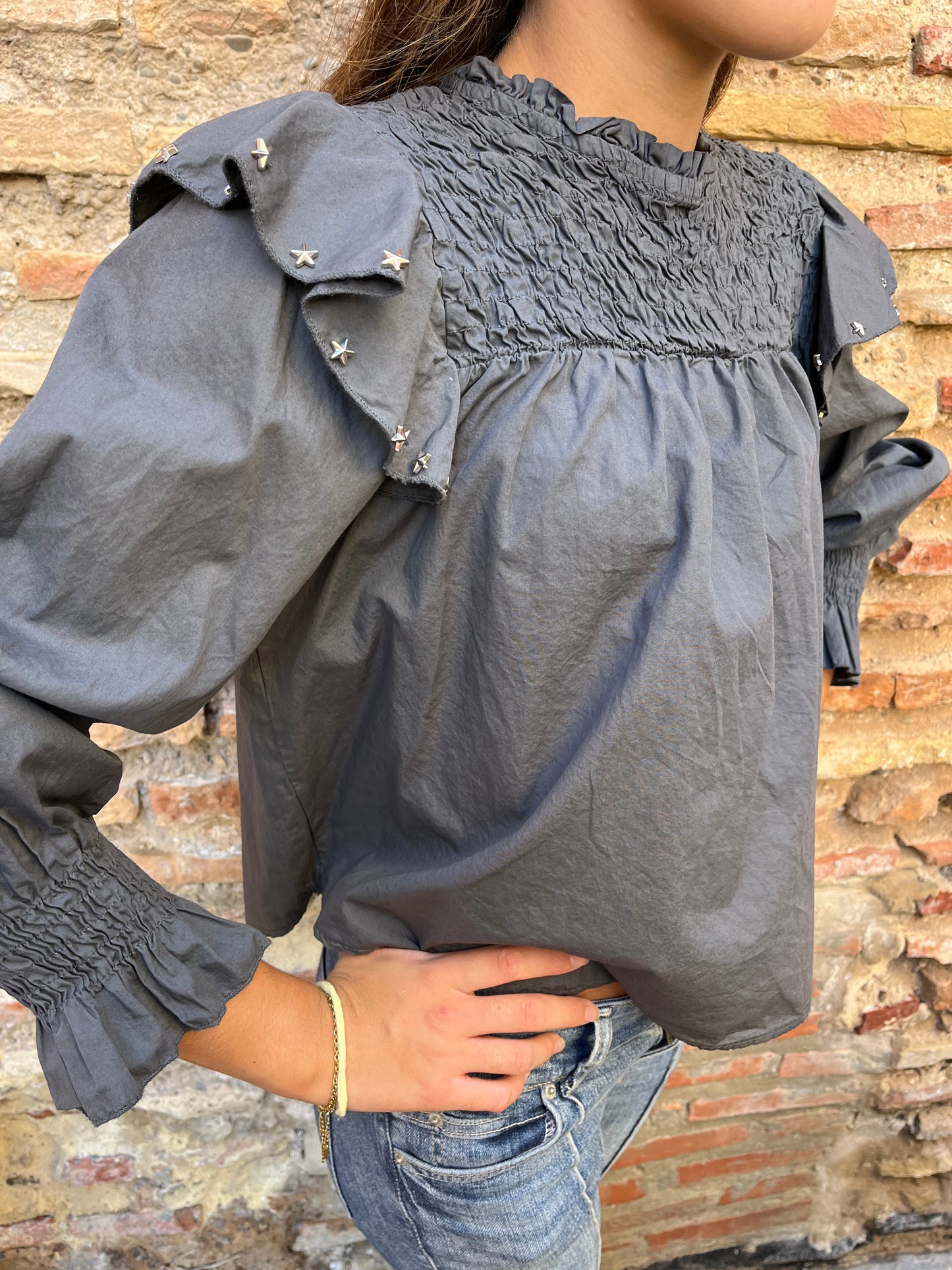 Camisa con volantes y tachuelas de estrellas