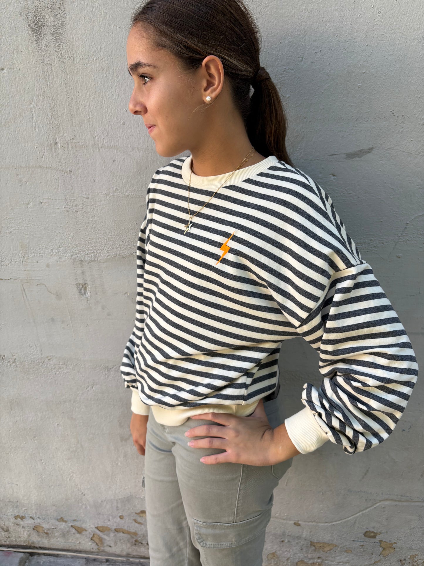 Sudadera rayas gris/blanco con rayo naranja flúor bordado