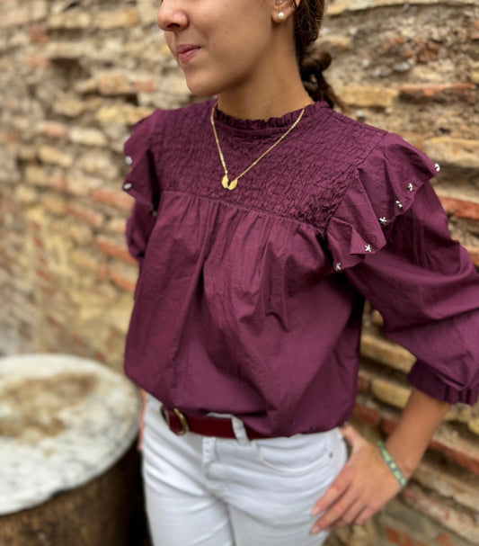 Camisa con volantes y tachuelas de estrellas