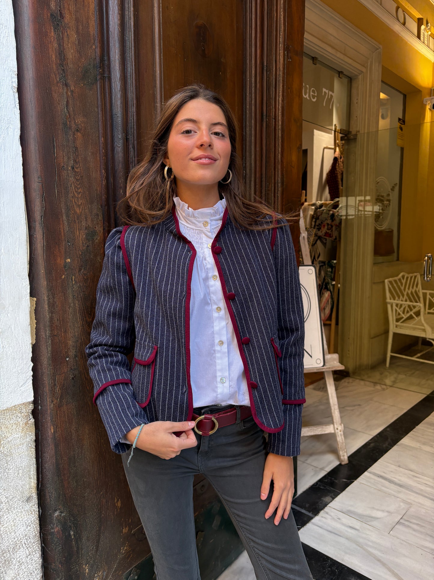 Chaqueta ribete burdeos Raya Diplomática