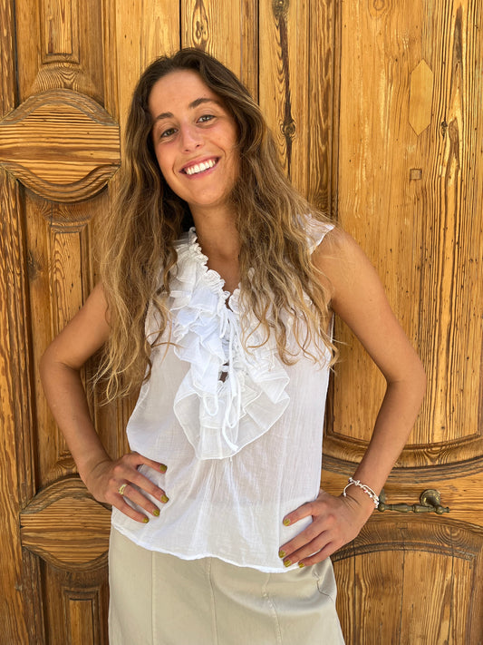 Camisa blanca con cuello de volantes