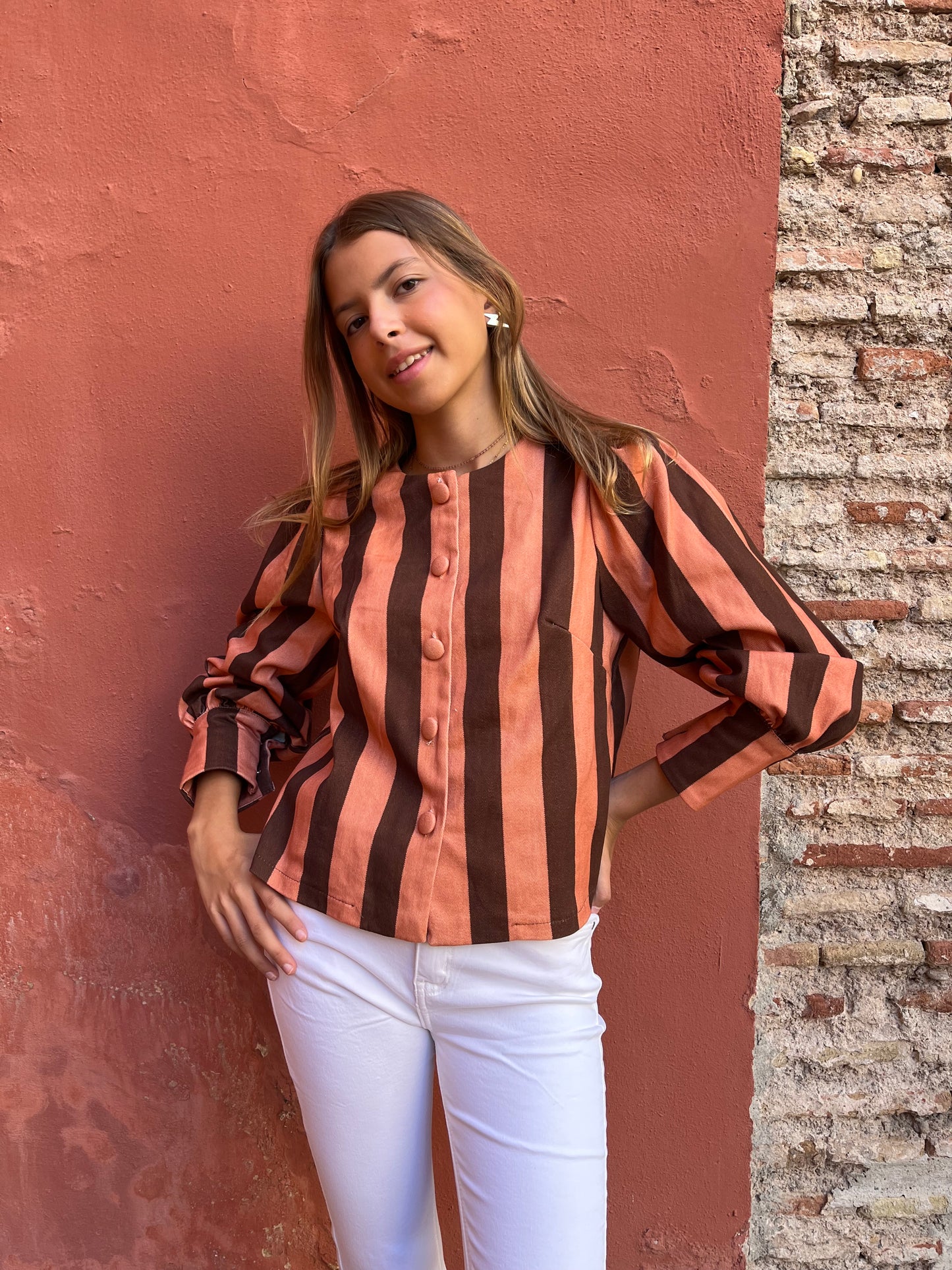 Sobre camisa de rayas marrón/naranja