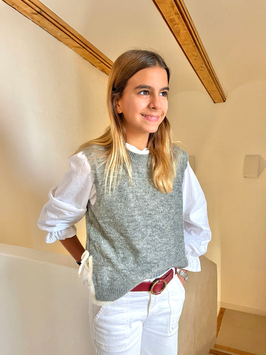 Chaleco de lana con ribete y lazo lateral