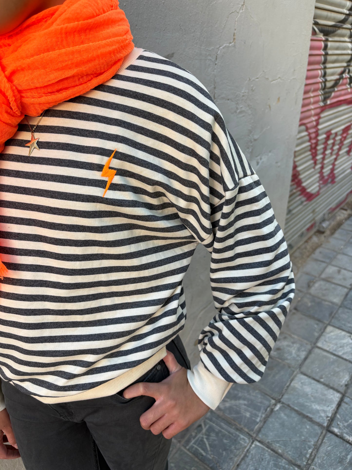 Sudadera rayas gris/blanco con rayo naranja flúor bordado