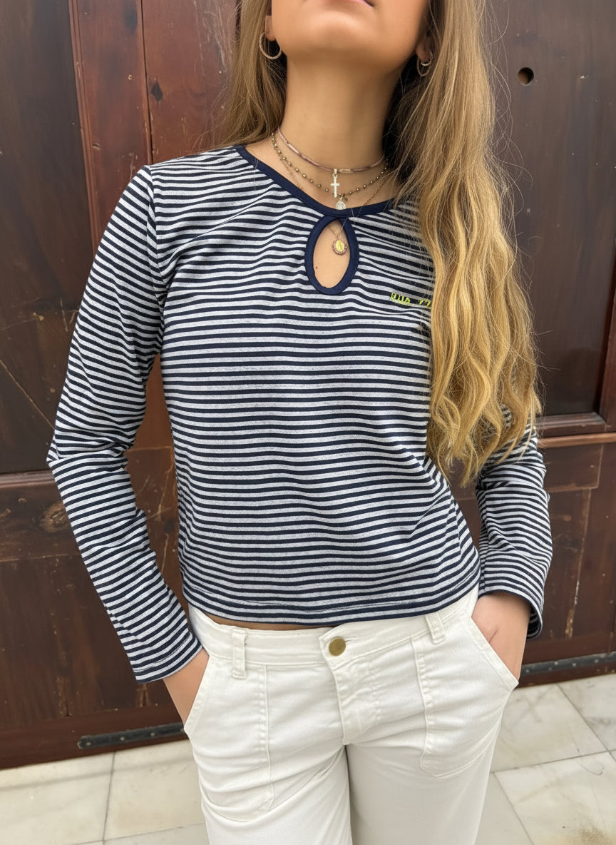 Camiseta de rayas con apertura