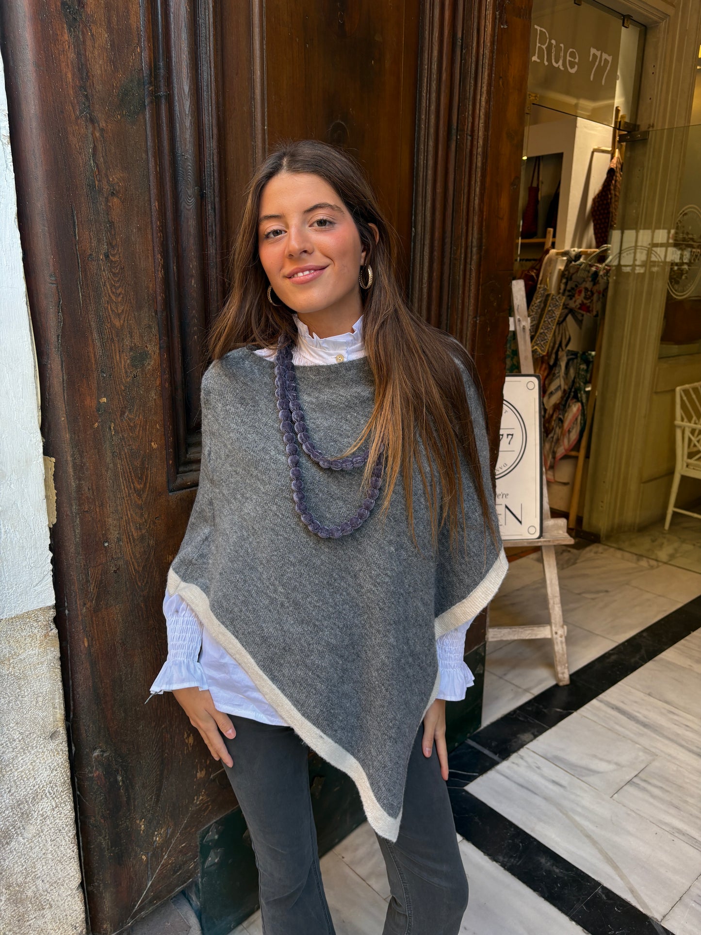 Poncho lana gris franja blanca
