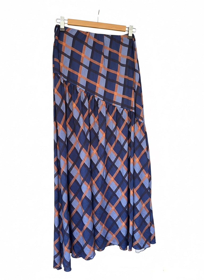 Falda de cuadros con corte diagonal