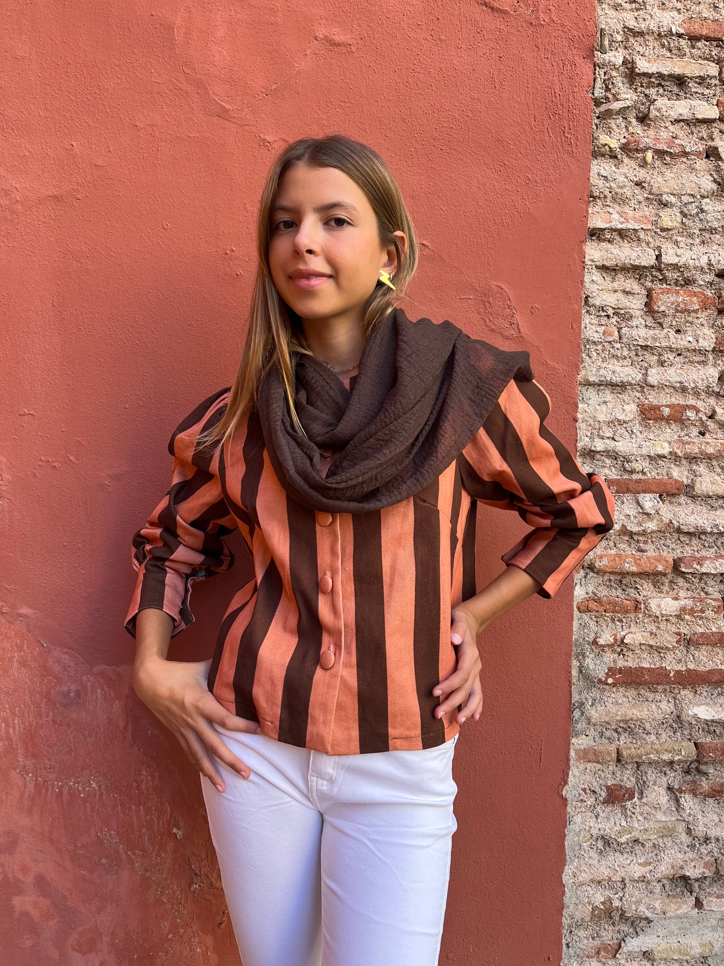Sobre camisa de rayas marrón/naranja