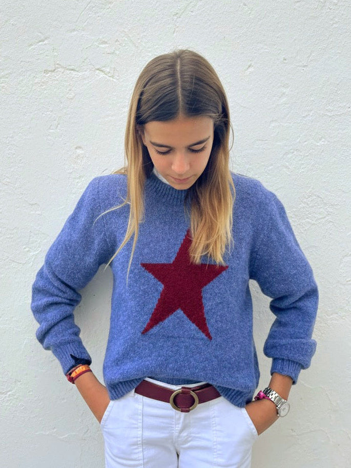 Suéter de lana azul con estrella granate
