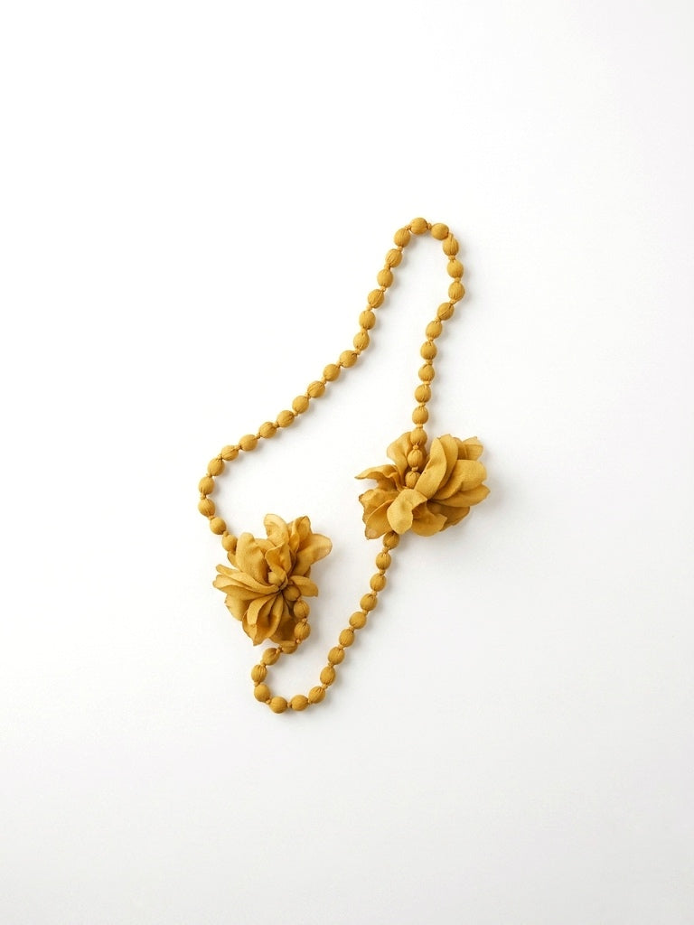 Collar de  bolas de raso con flores.