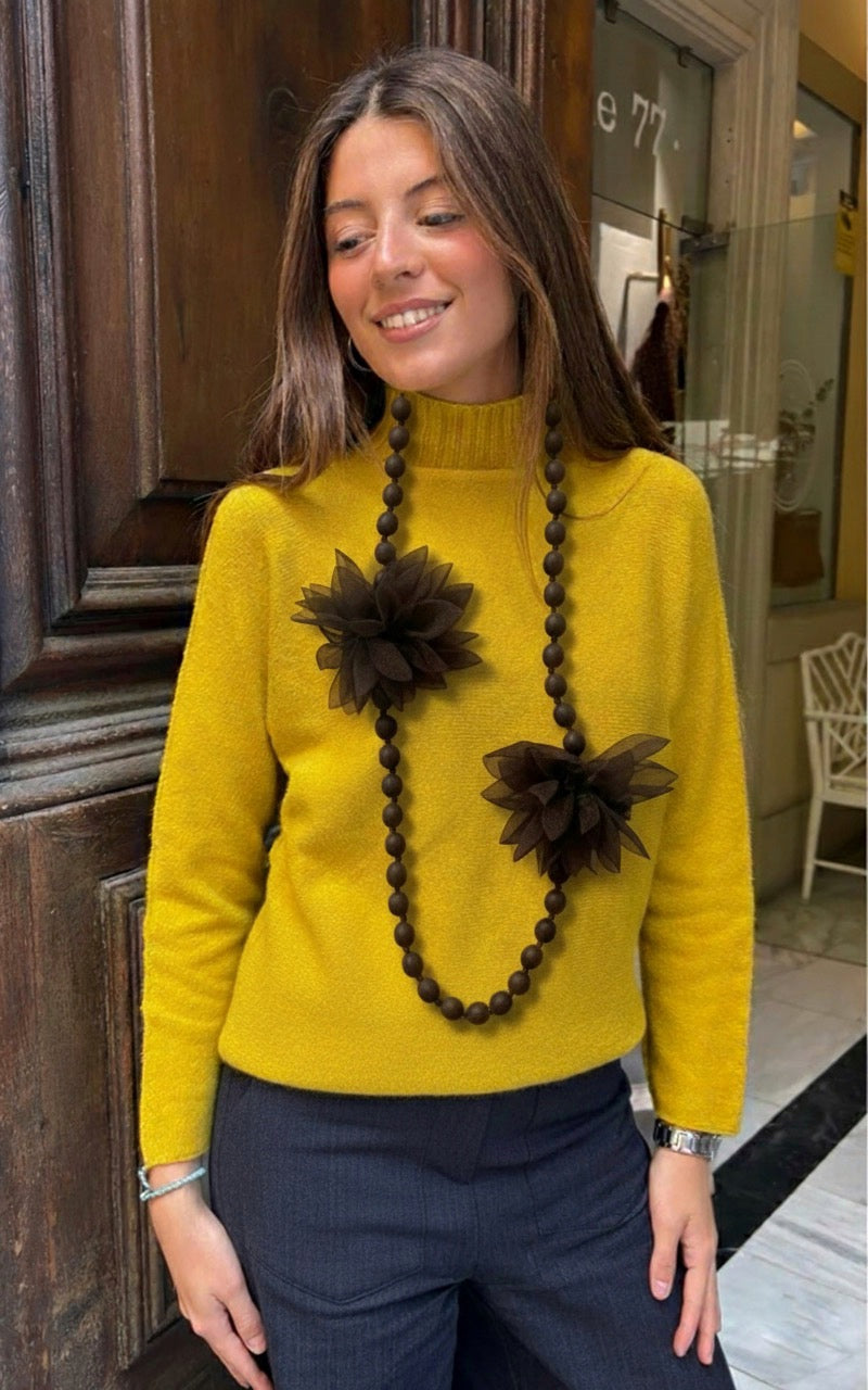 Collar de bolas de seda con flores