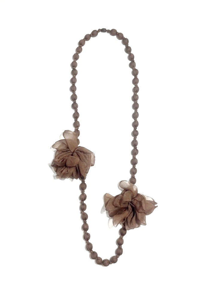 Collar de bolas de seda con flores