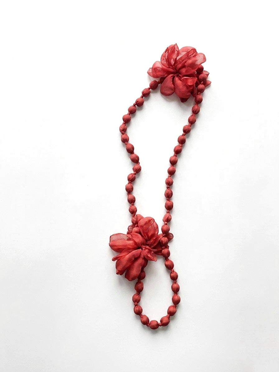 Collar de  bolas de raso con flores.