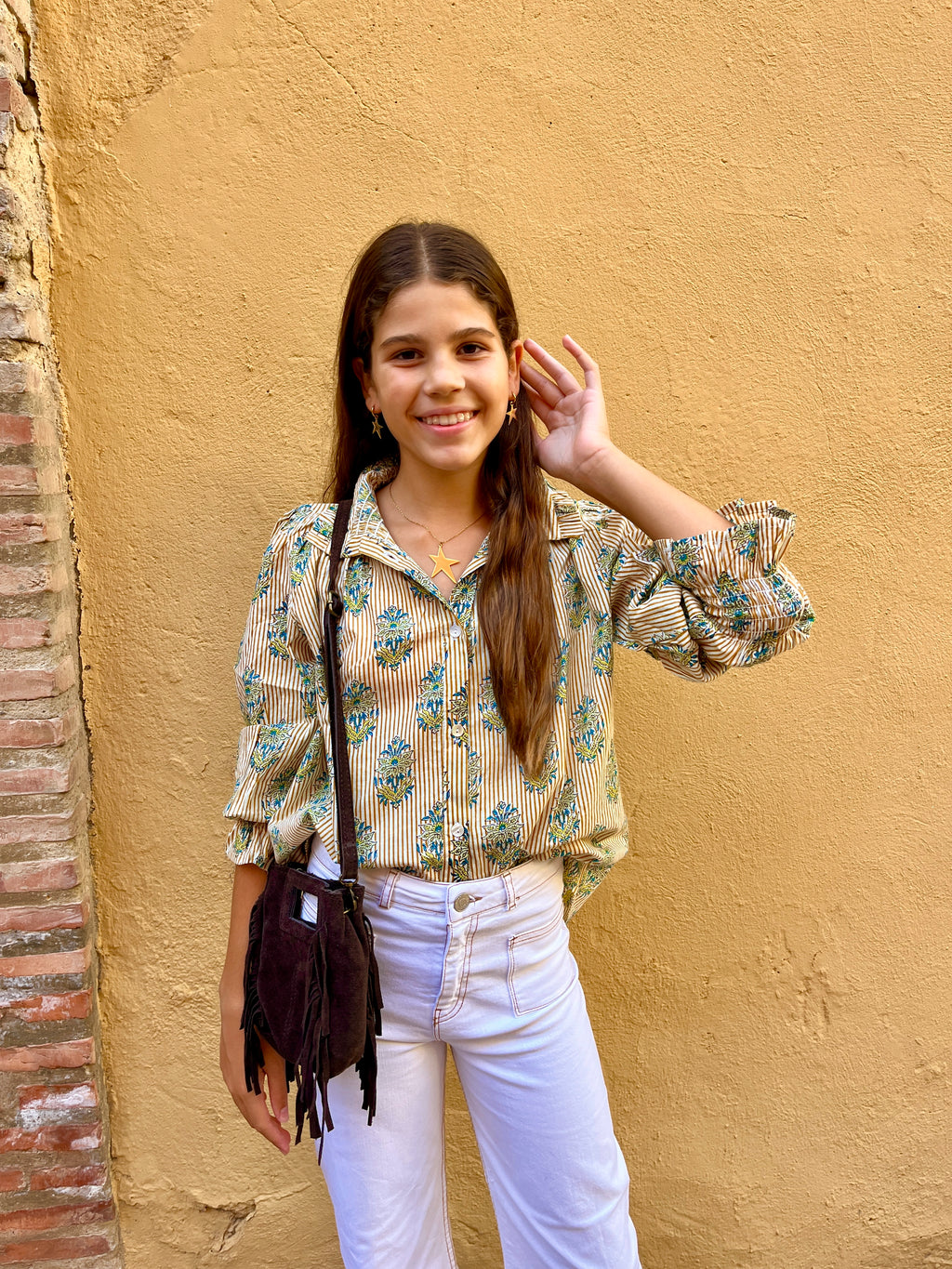 Camisa india con rayas y flor en tonos mostaza con cuello y puños fruncidos