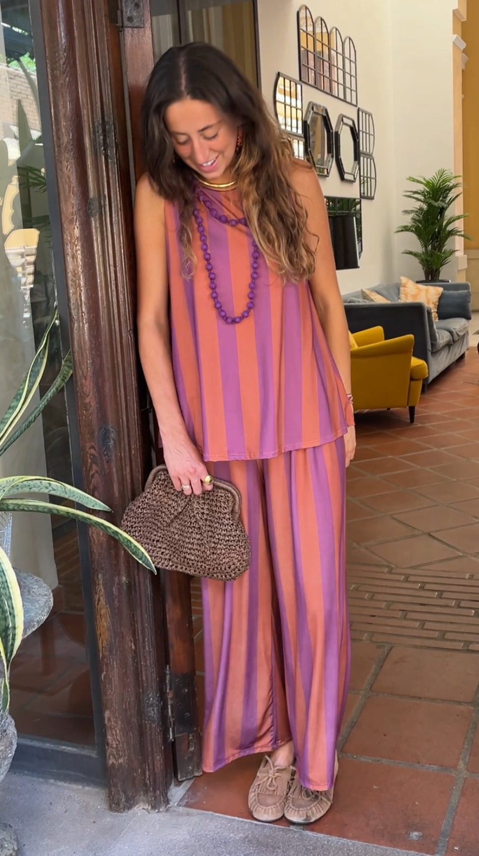Conjunto de licra en rayas marrón y malva