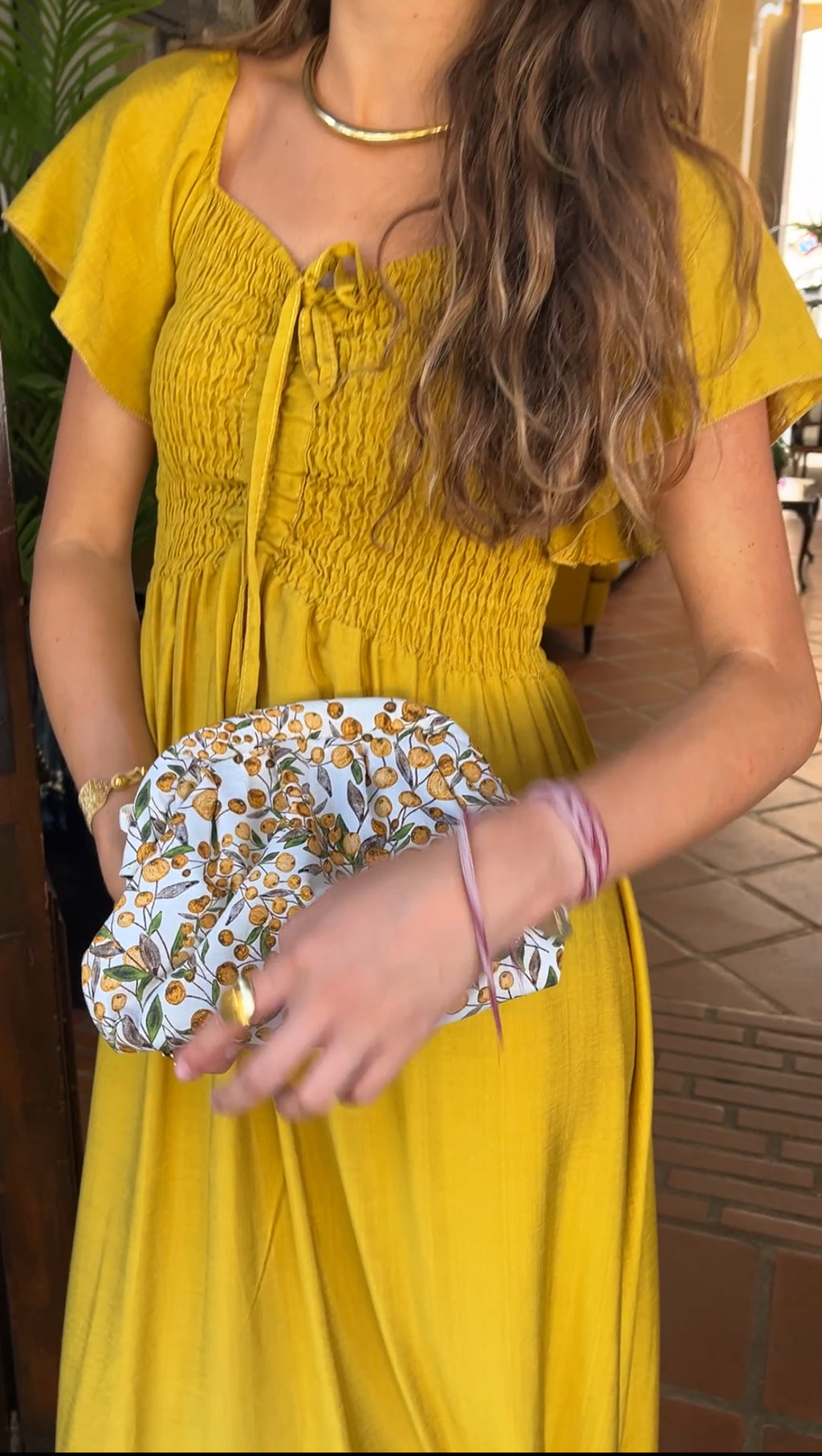 Vestido mostaza con frunce