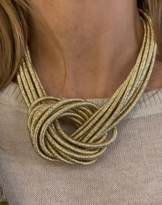Collar hilo de oro nudo