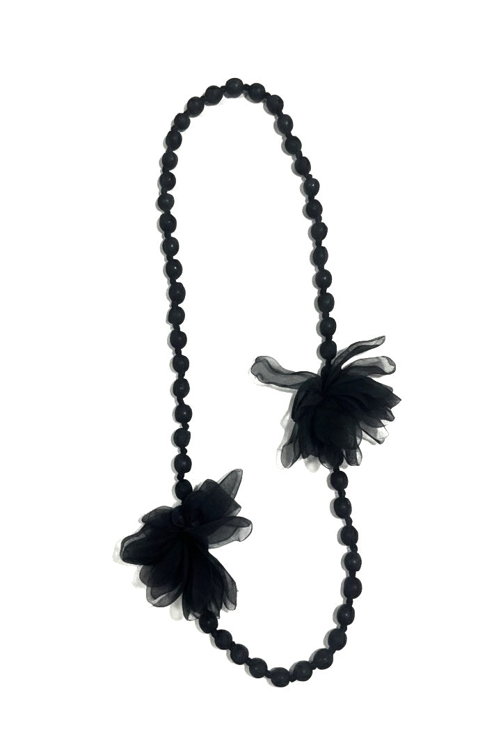 Collar de bolas de seda con flores