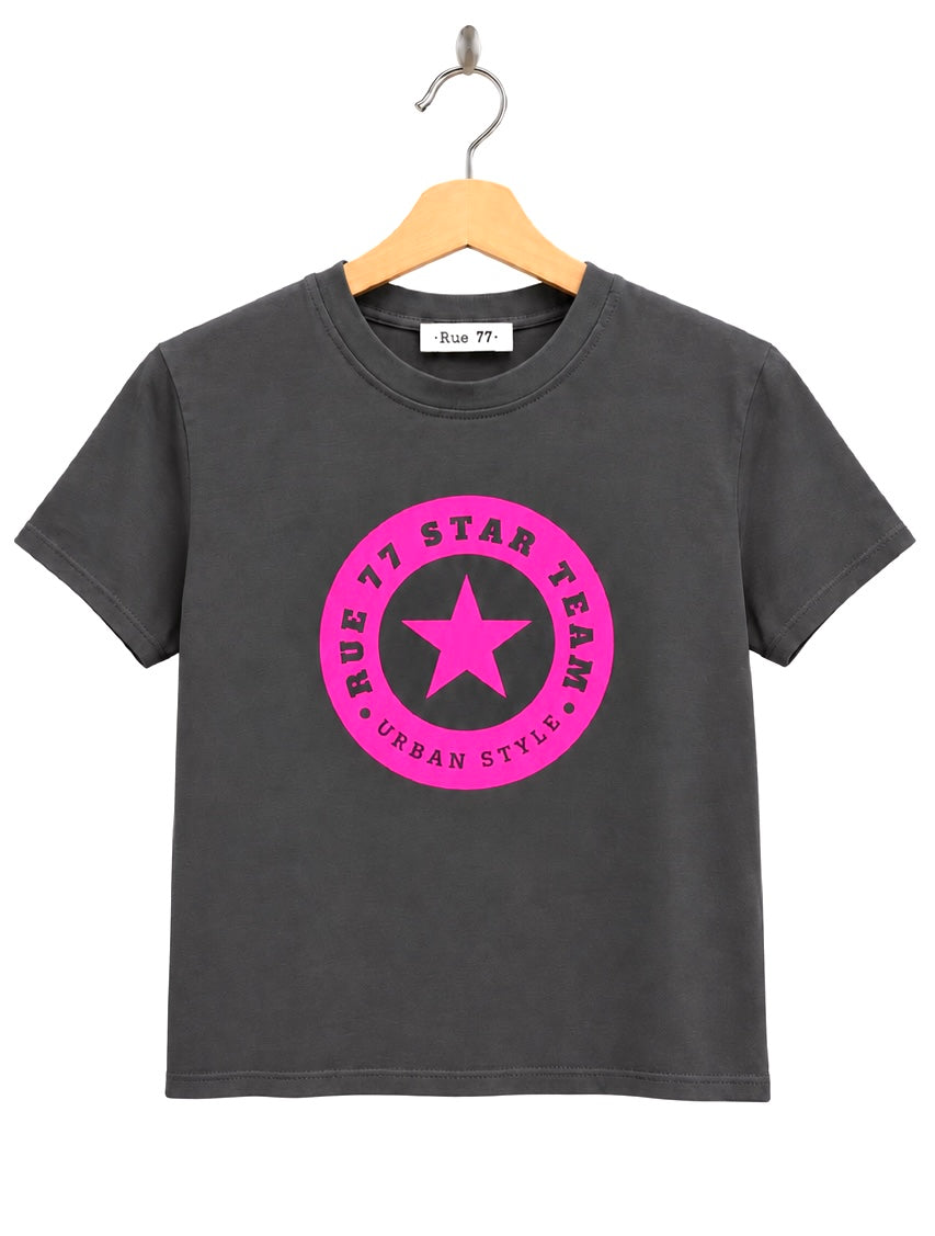 Camiseta Rue GRIS logo ROSA flúor
