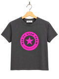 Camiseta Rue GRIS logo ROSA flúor
