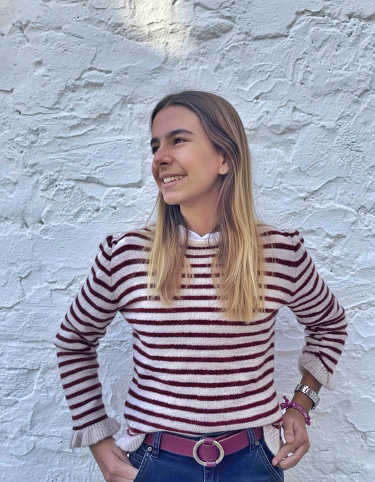 Suéter de rayas beige y granate